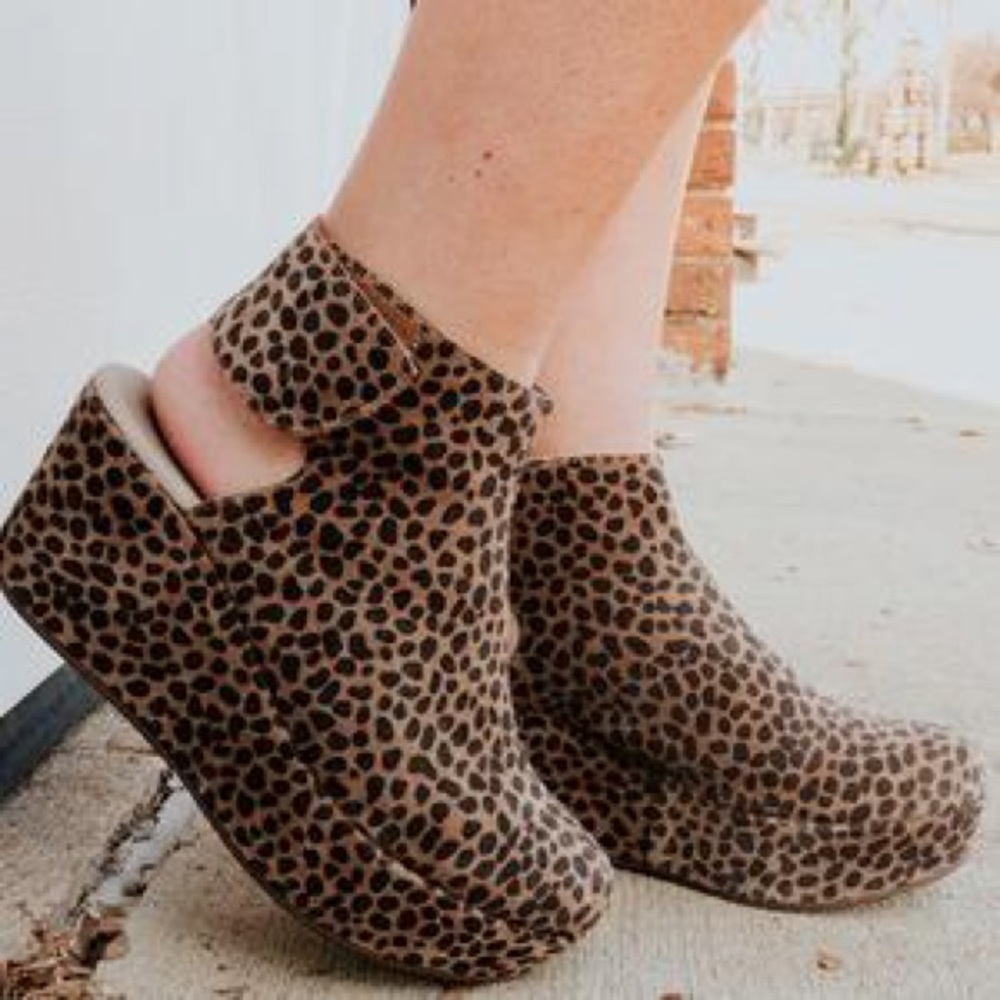 Chocolate Blu leopard platform wedge bootie!